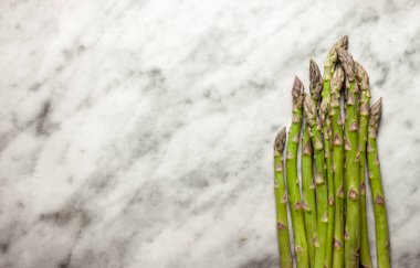 Mermer zemin üzerine taze kuşkonmaz