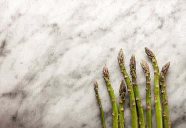 Mermer zemin üzerine taze kuşkonmaz