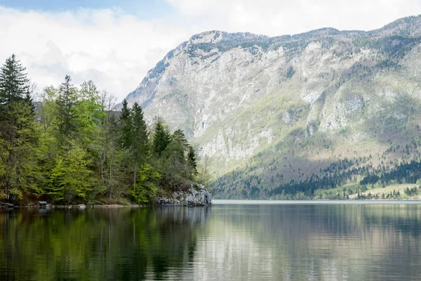 高山湖有晶莹清澈的水 — 图库照片