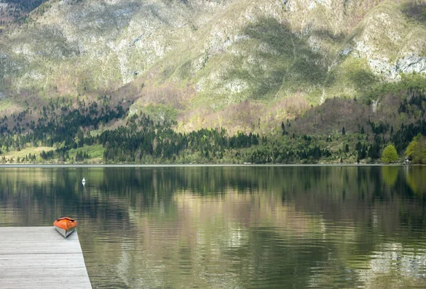 Mountain lake oranje kayak kristal helder water — Stockfoto