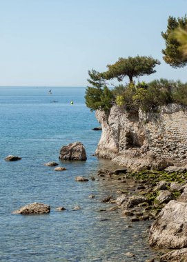 doğal kayalık sahil in Italia