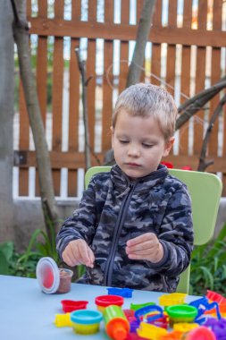 Sevimli küçük çocuk hamuru ile oynamak