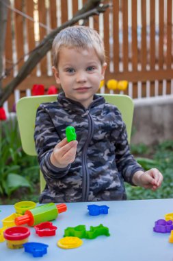 Sevimli küçük çocuk hamuru ile oynamak