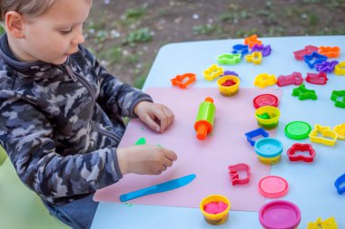 Sevimli küçük çocuk hamuru ile oynamak
