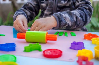 Sevimli küçük çocuk hamuru ile oynamak