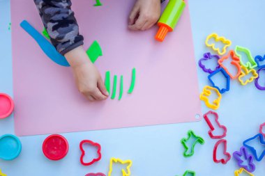 hamuru ile oynayan çocuk eller