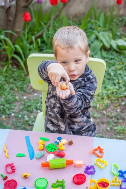 Sevimli küçük çocuk hamuru ile oynamak