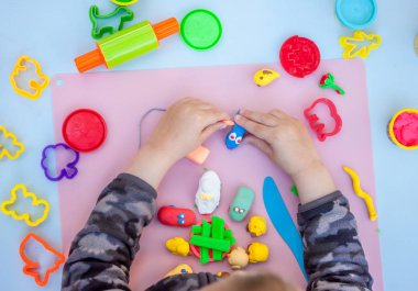 hamuru ile oynayan çocuk eller