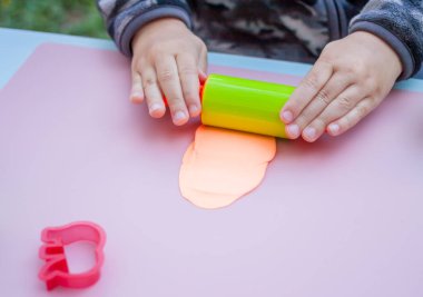 hamuru ile oynayan çocuk eller