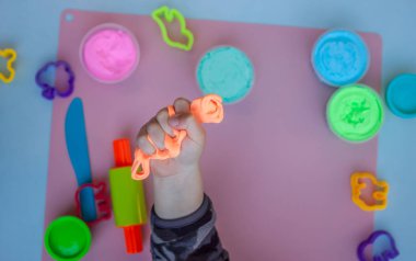 Çocuk hamuru tutma parlak turuncu parçası eller