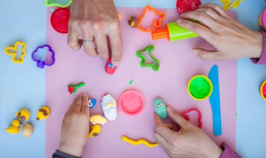 hamuru oyuncakları ile oynarken eller