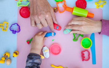 hamuru oyuncakları ile oynarken eller