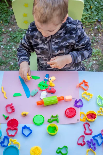 Sevimli küçük çocuk hamuru ile oynamak