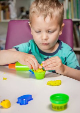 Sevimli küçük çocuk hamuru ile oynamak