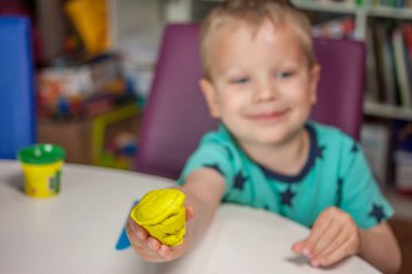 Sevimli küçük çocuk hamuru ile oynamak