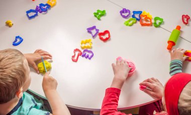 sevimli küçük eller hamuru ile oynayan çocuklar