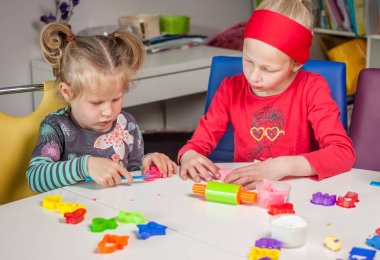 hamuru ile oynamak sevimli küçük kız