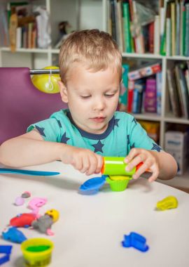 Sevimli küçük çocuk hamuru ile oynamak