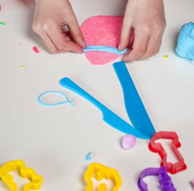 hamuru ile oynayan çocuk eller