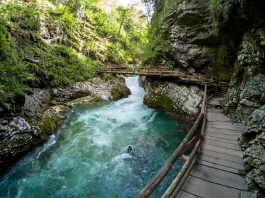 Vintgar Kanyonu su akışı kayalar arasında