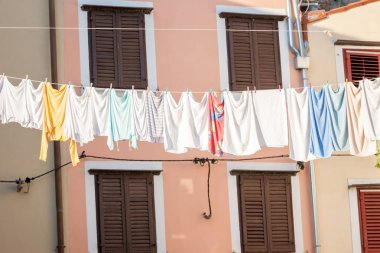 Dışarıda kasabada kurutma Çamaşırhane