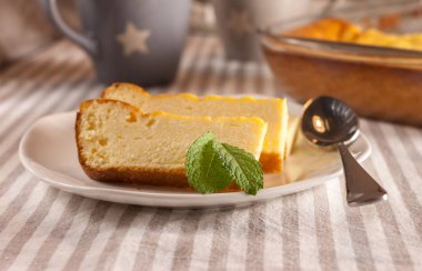 iştah açıcı süzme peynir güveç ve bardak