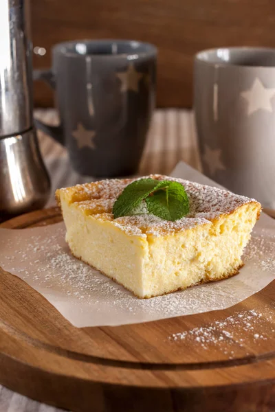 iştah açıcı süzme peynir güveç ve bardak