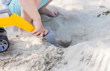 küçük çocuk oyuncak tarak ile oynamak