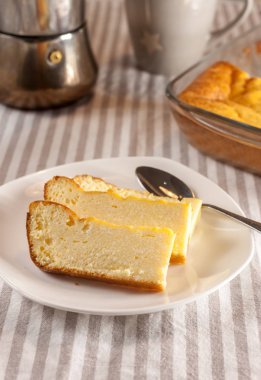 iştah açıcı süzme peynir güveç ve bardak