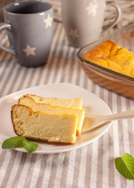 iştah açıcı süzme peynir güveç ve bardak