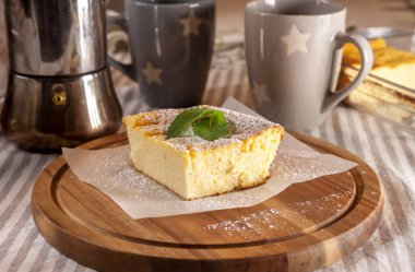 iştah açıcı süzme peynir güveç ve bardak