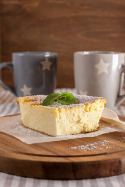 iştah açıcı süzme peynir güveç ve bardak