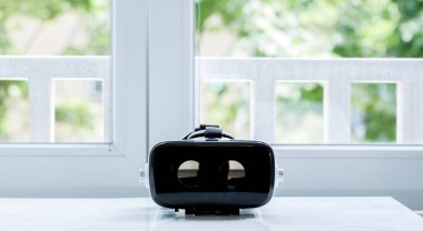 Beyaz masa sanal gerçeklik gözlükleri