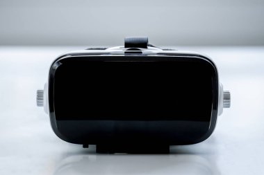 Beyaz masa sanal gerçeklik gözlükleri