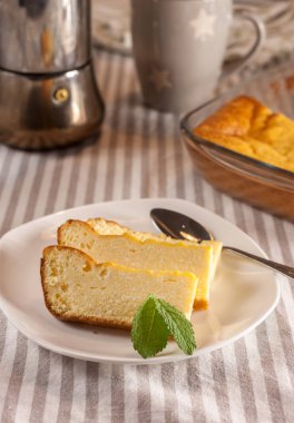 iştah açıcı süzme peynir güveç ve bardak