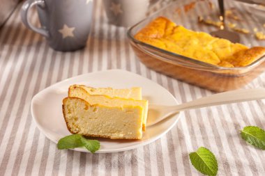 iştah açıcı süzme peynir güveç ve bardak