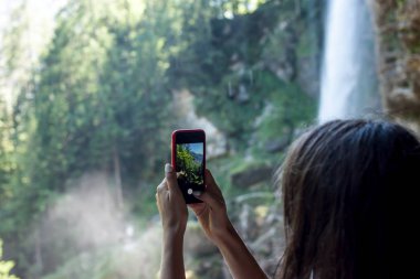 kadın fotoğrafları cep telefonu alarak