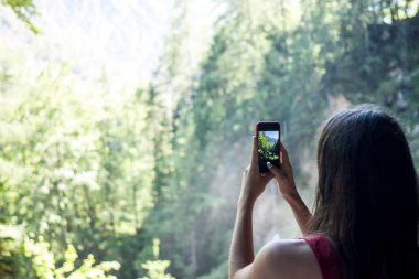 kadın fotoğrafları cep telefonu alarak