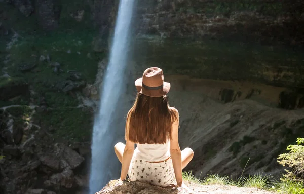 Kobieta, patrząc na wodospad — Zdjęcie stockowe
