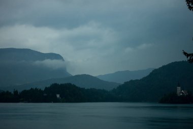 Bled Gölü üzerinde karanlık soğuk hava