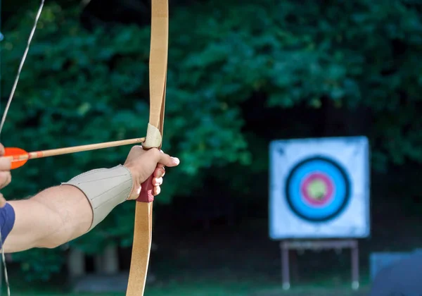 弓箭手瞄准箭头在体育的目标 免版税图库图片