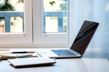 dizüstü bilgisayar ve belgeler masada