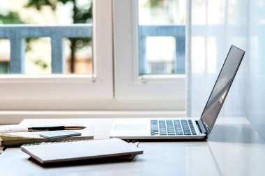 dizüstü bilgisayar ve belgeler masada