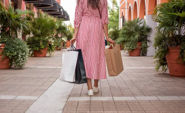 Kadın outlet alışveriş kavramı — Stok fotoğraf