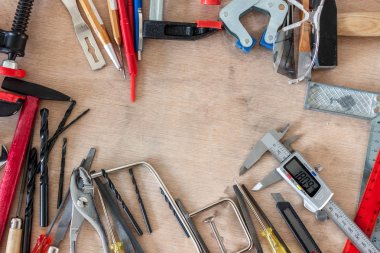 karmaşa içinde siyah ve beyaz birçok farklı araç