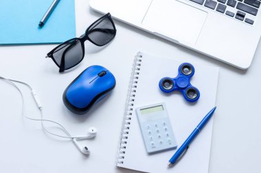 laptop fare ve değer değişimi ile çalışma masası