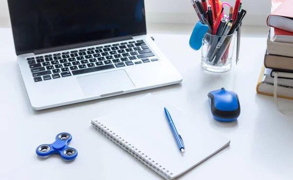 Bureau met laptop muis en spinner — Stockfoto