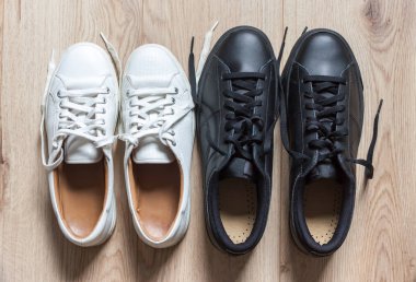 Beyaz ve siyah spor ayakkabı