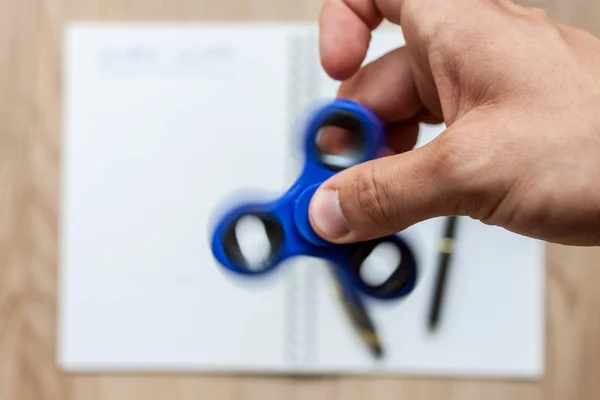 Open de laptop voor thuiswerk afleidend spinner — Stockfoto