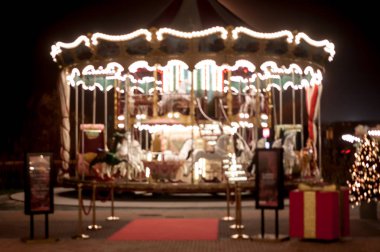 bulanık ışıklı şenlikli atlıkarınca